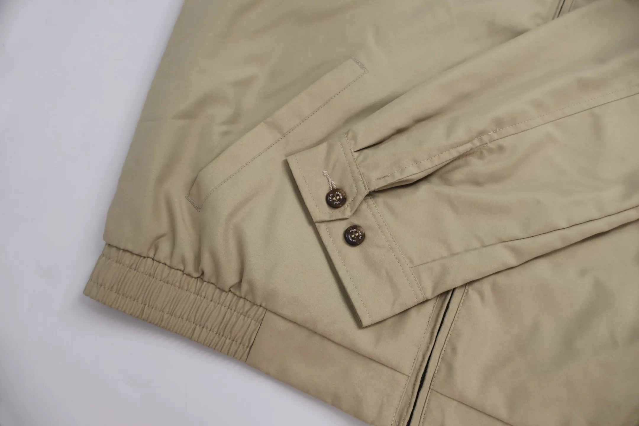 🅿️620 [Exclusive supply] Ralph Lauren Ralph Lauren embroidered zipper jacket (khaki color) Customized fine cotton twill elegant fabric, soft and silky, comfortable and close to the skin, with khaki color as the base color, soft and unobtrusive. Adopt imported machine embroidery technology, use advanced computer control system and precision mechanical components to achieve the iconic pony embroidery operation with high precision and smooth and delicate lines. Template machine bag opening The preset template guides the position, shape and size of the bag opening. The accuracy ensures the quality of the bag opening effect. The infrared positioning cutting machine uses an infrared transmitter and an infrared receiver to achieve precise positioning of materials. The accuracy can reach the micron level, thereby meeting the effect of high-precision cutting of plaid alignment. The fabrics have been carefully washed and have a better feel and texture. They are not easy to deform, shrink or fade, and maintain long-term beauty. Accessories customized 1:1 Ralph Lauren horn buckle. Size:S-M-L-XL